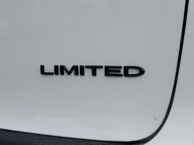 Certified 2025 Chrysler Pacifica Limited FWD image 9