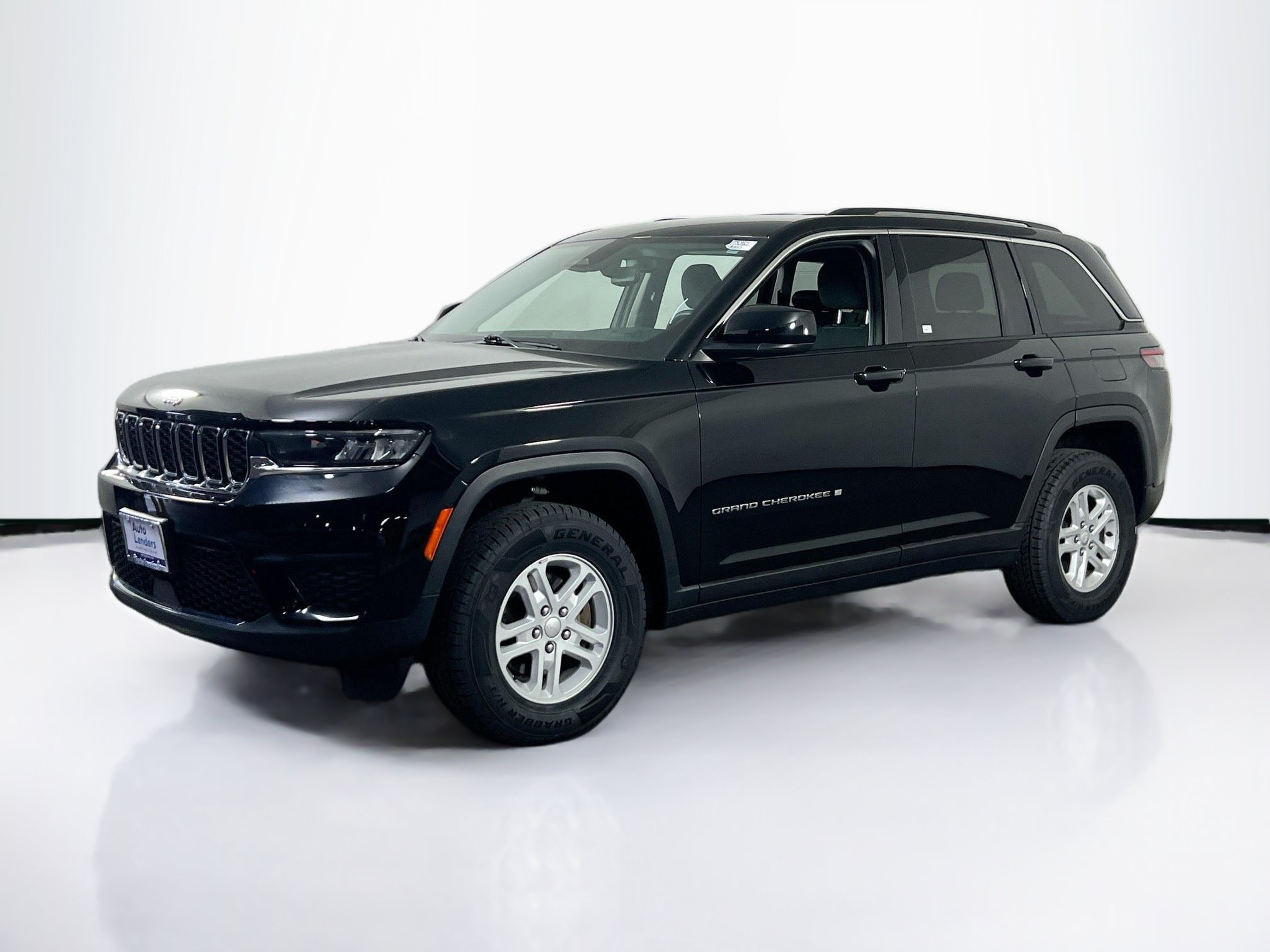 Used 2023 Jeep Grand Cherokee Laredo AWD/4WD image 1