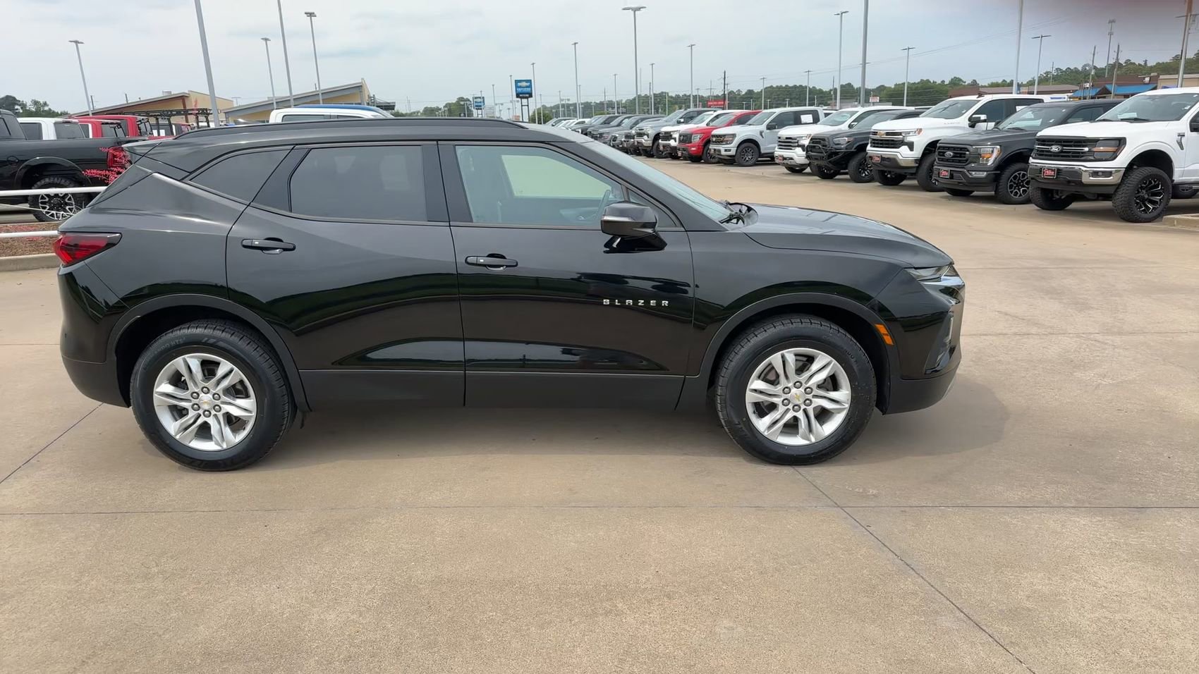Used 2019 Chevrolet Blazer LT FWD image 2