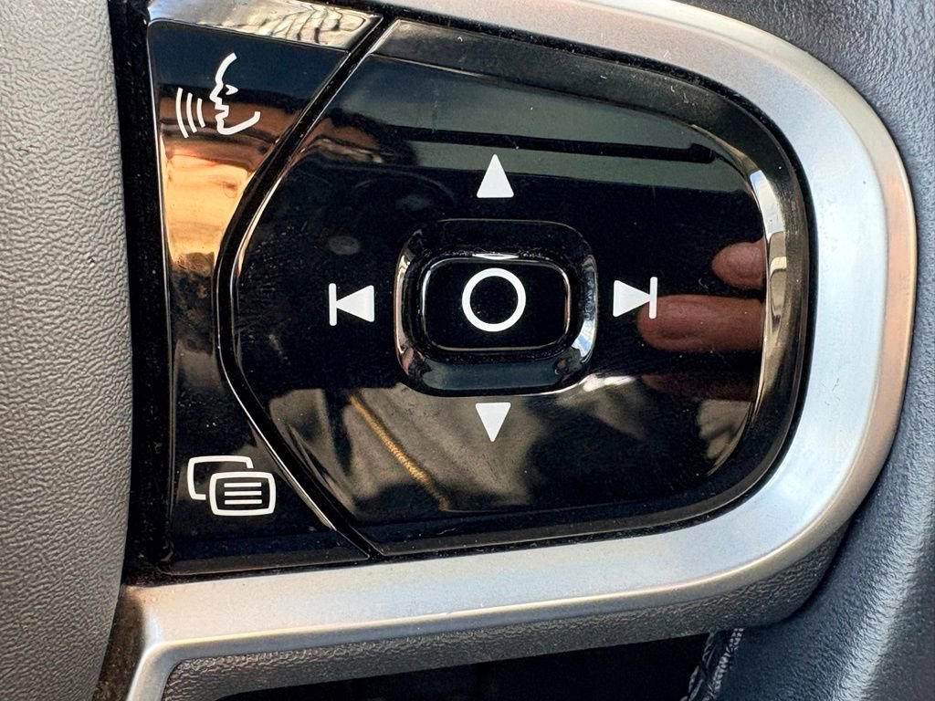 Used 2021 Volvo XC90 T5 Momentum w/ Advanced Package image 21