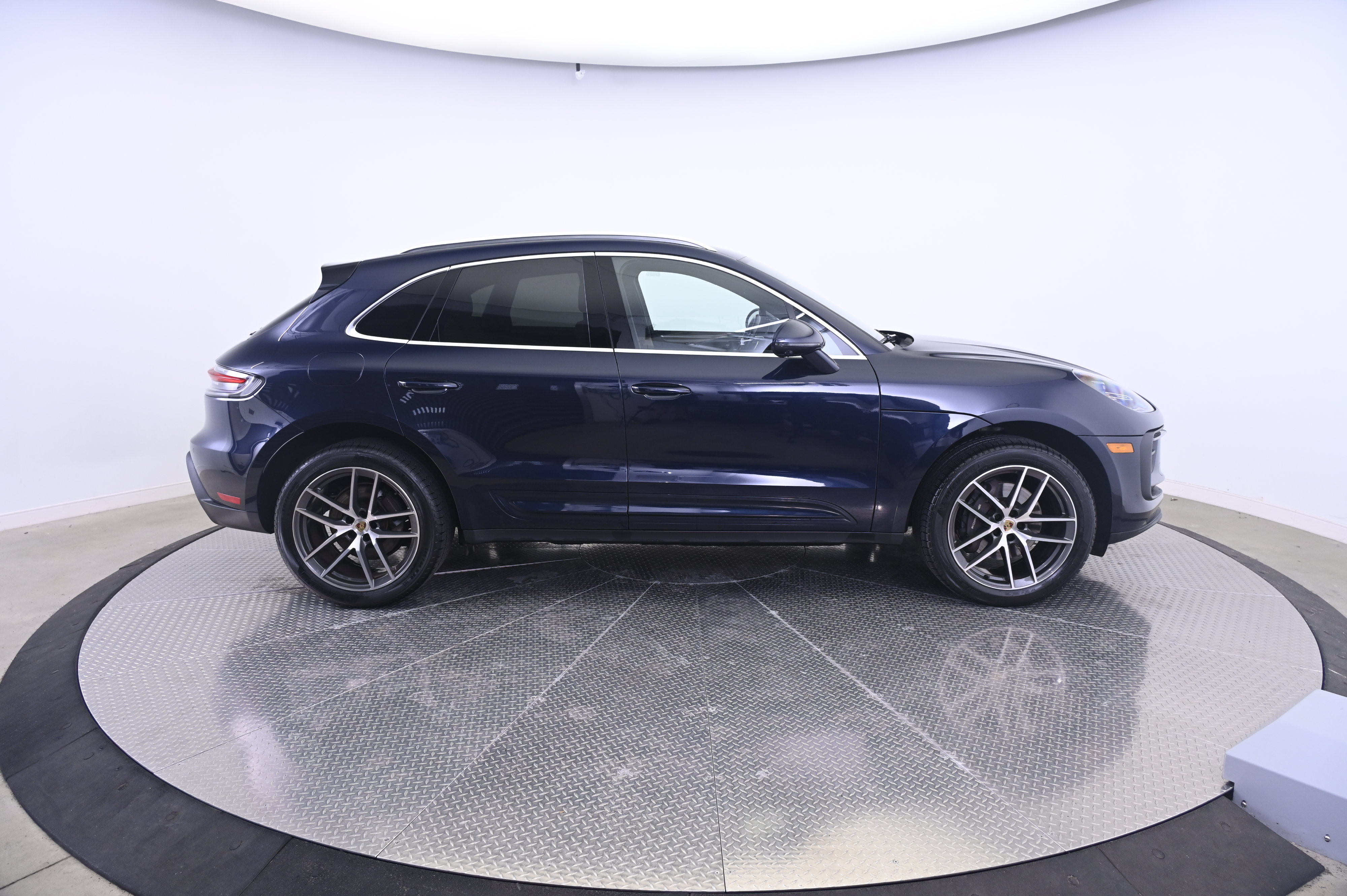 Certified 2023 Porsche Macan AWD/4WD image 8