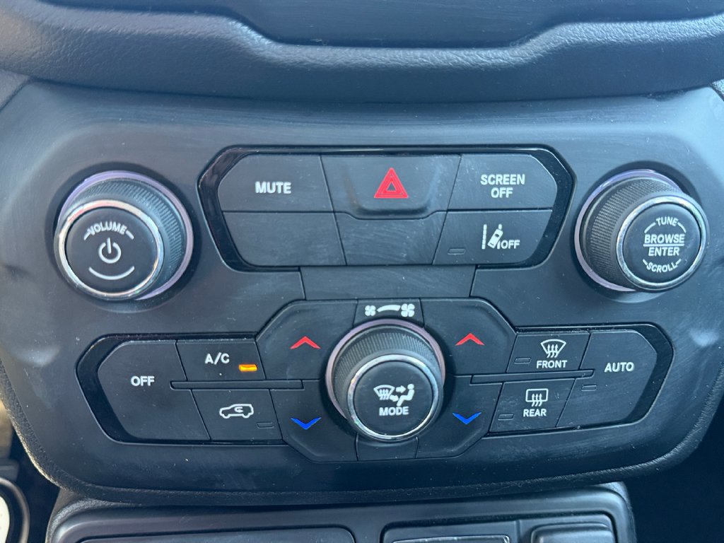 Used 2023 Jeep Renegade Latitude AWD/4WD image 28