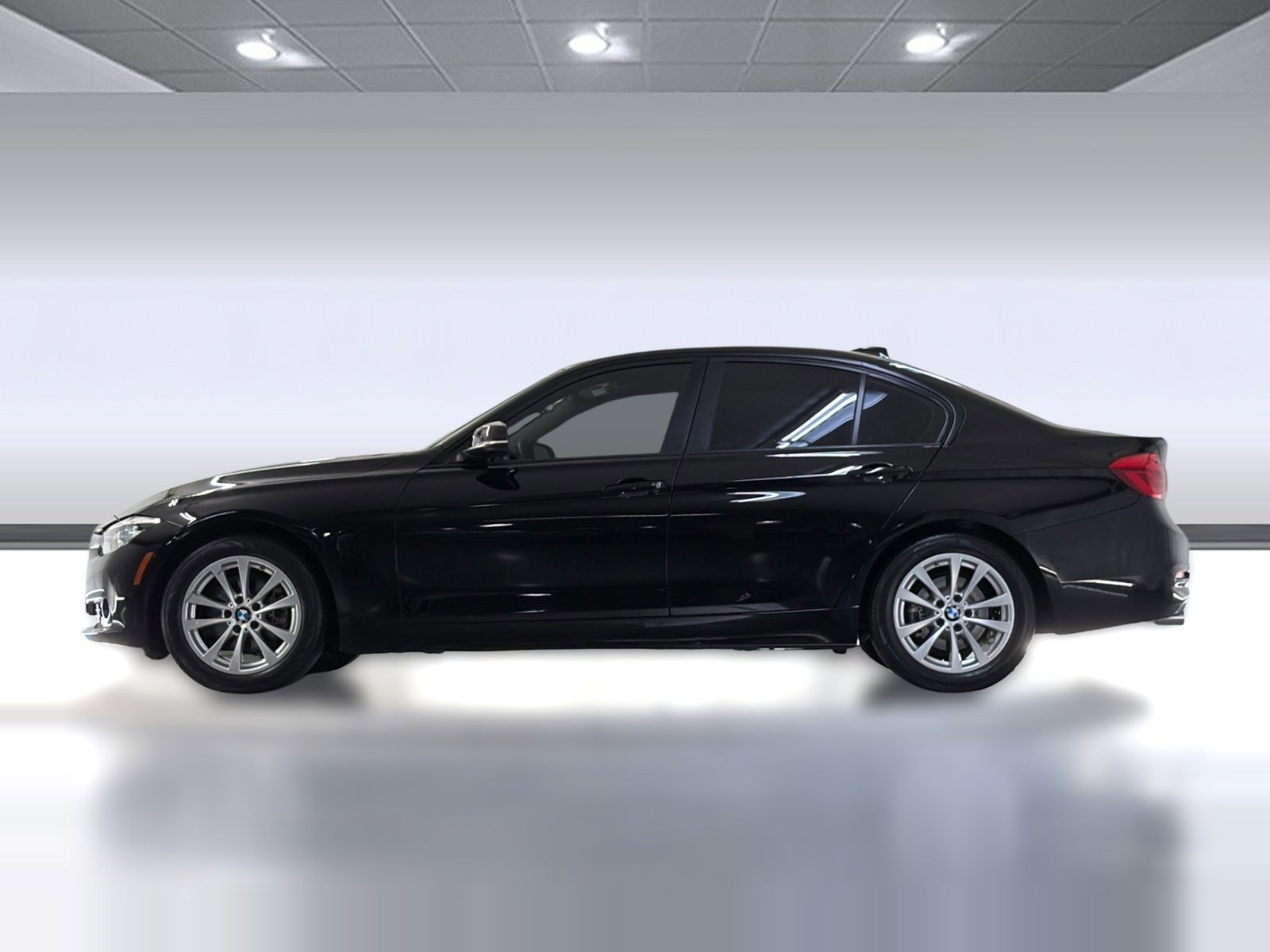 Used 2018 BMW 320i Sedan RWD image 2