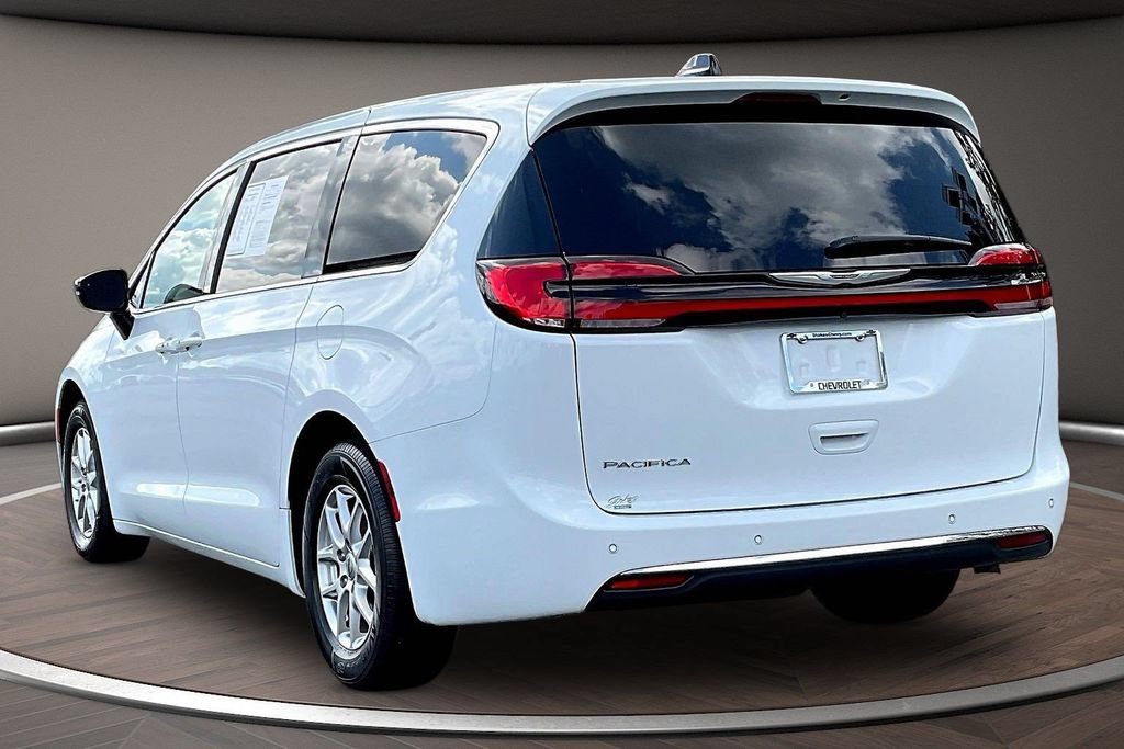 Used 2024 Chrysler Pacifica Touring-L FWD image 4