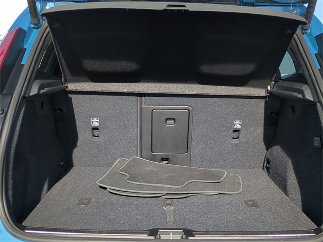 Used 2025 Volvo XC40 B5 Plus image 22