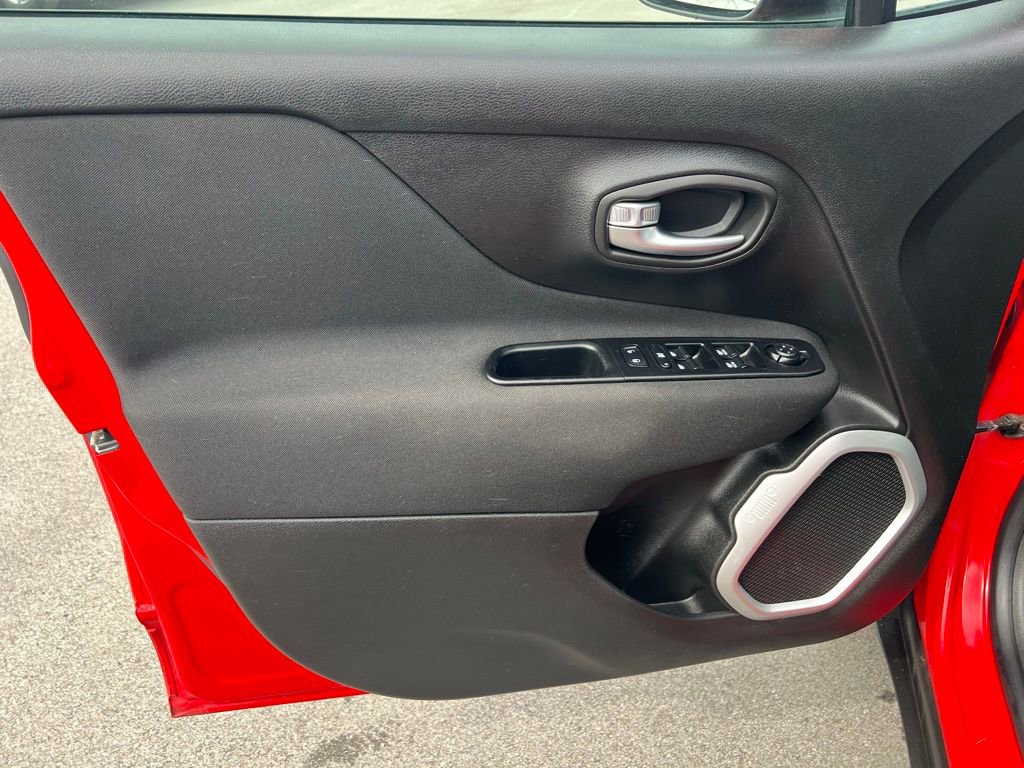 Used 2019 Jeep Renegade Latitude w/ Cold Weather Group AWD/4WD image 17