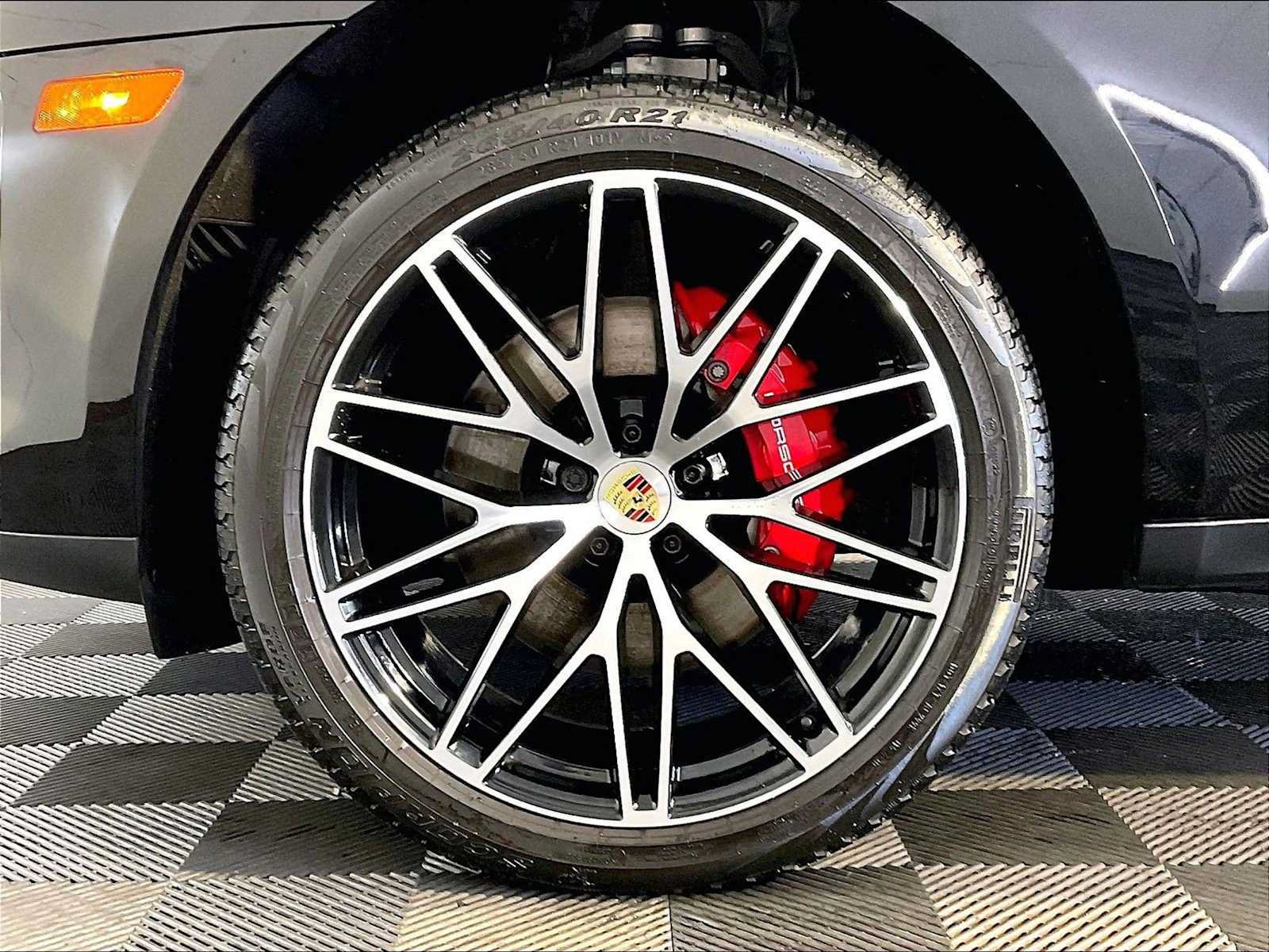 Certified 2024 Porsche Macan S AWD/4WD image 11