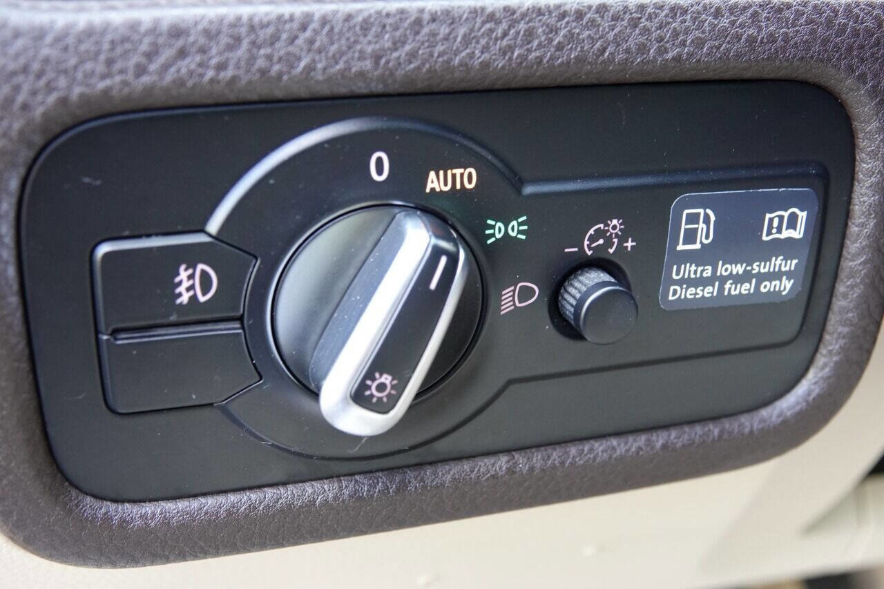 Used 2012 Volkswagen Touareg Sport image 38