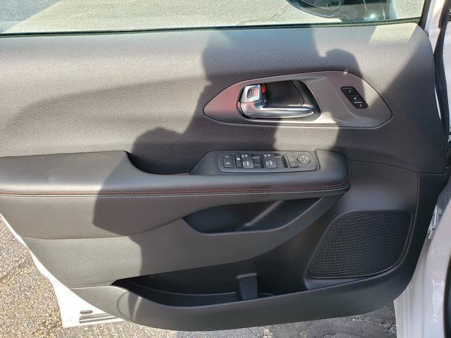 New 2027 Chrysler Pacifica Select FWD image 11