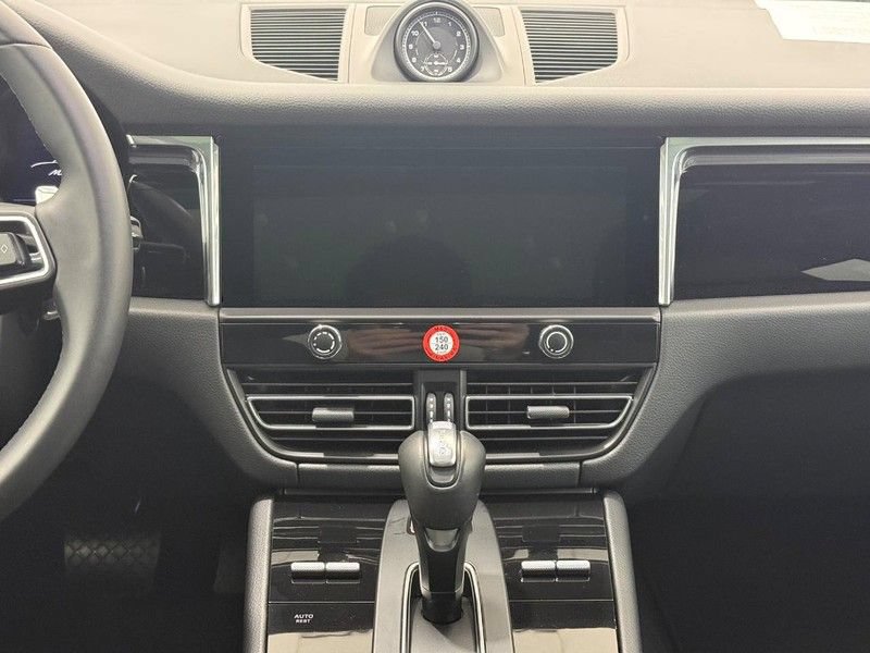 Certified 2025 Porsche Macan AWD/4WD image 15