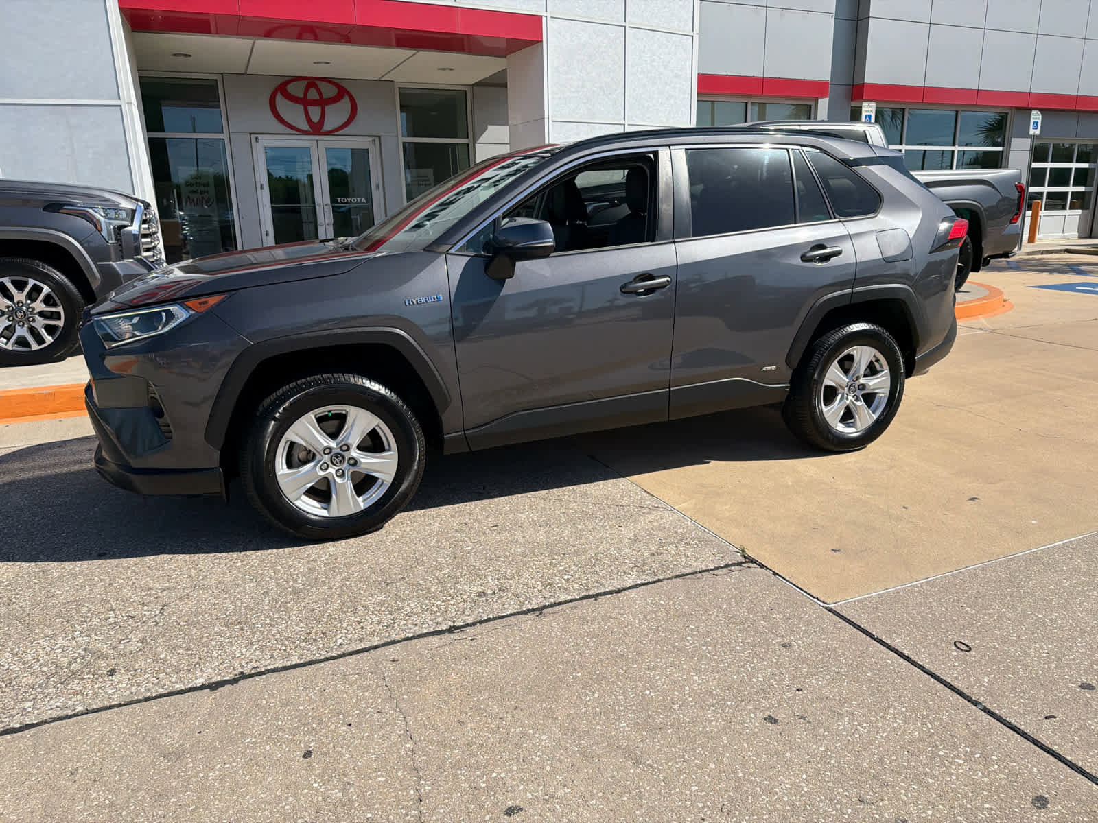 Used 2020 Toyota RAV4 XLE w/ Convenience Package image 3