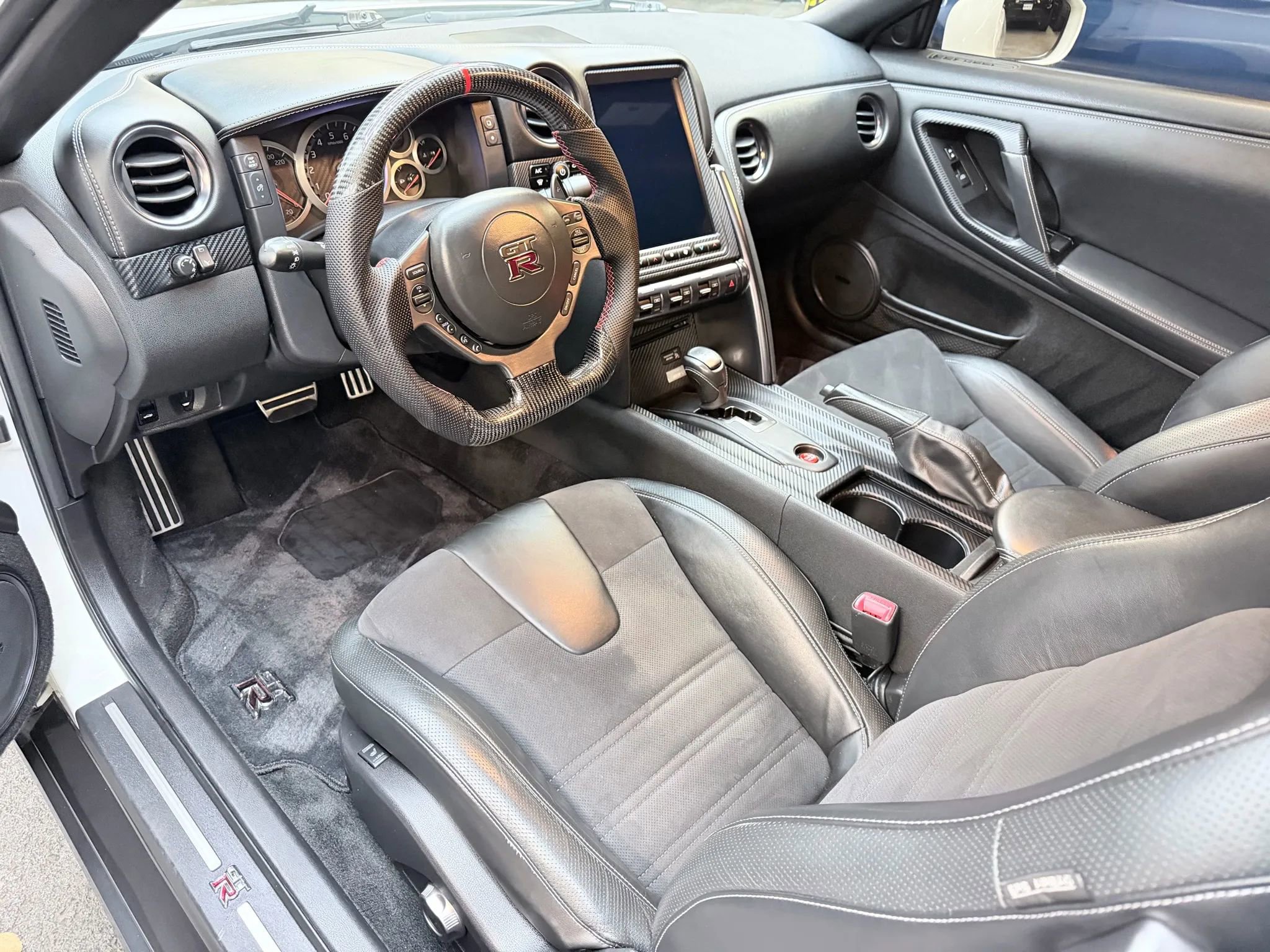 Used 2015 Nissan GT-R Premium image 10