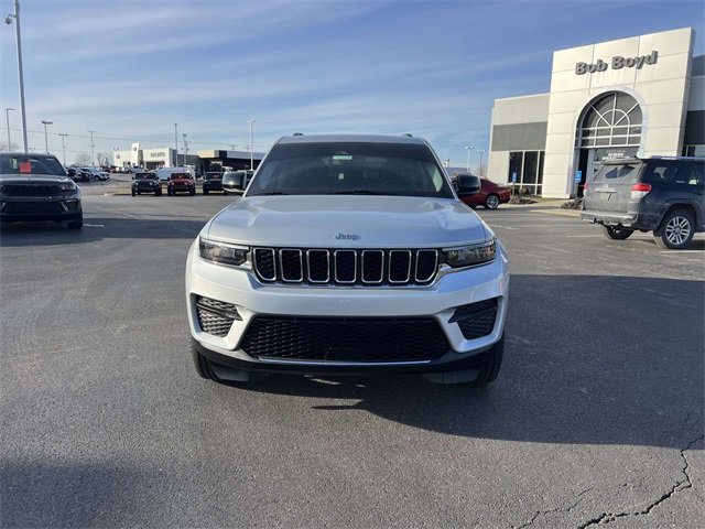 Used 2023 Jeep Grand Cherokee Laredo image 2