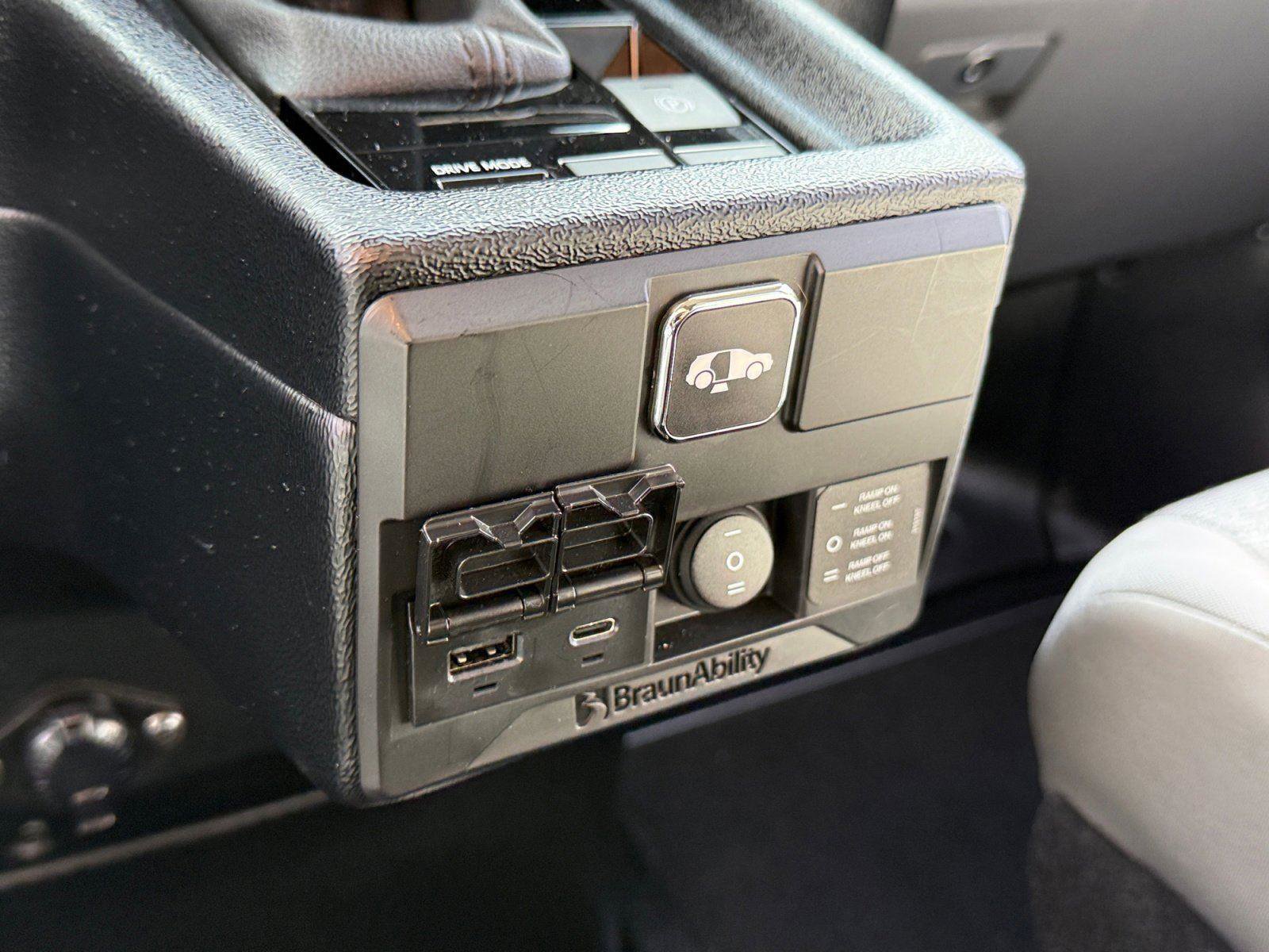 Used 2024 Toyota Sienna LE FWD image 29