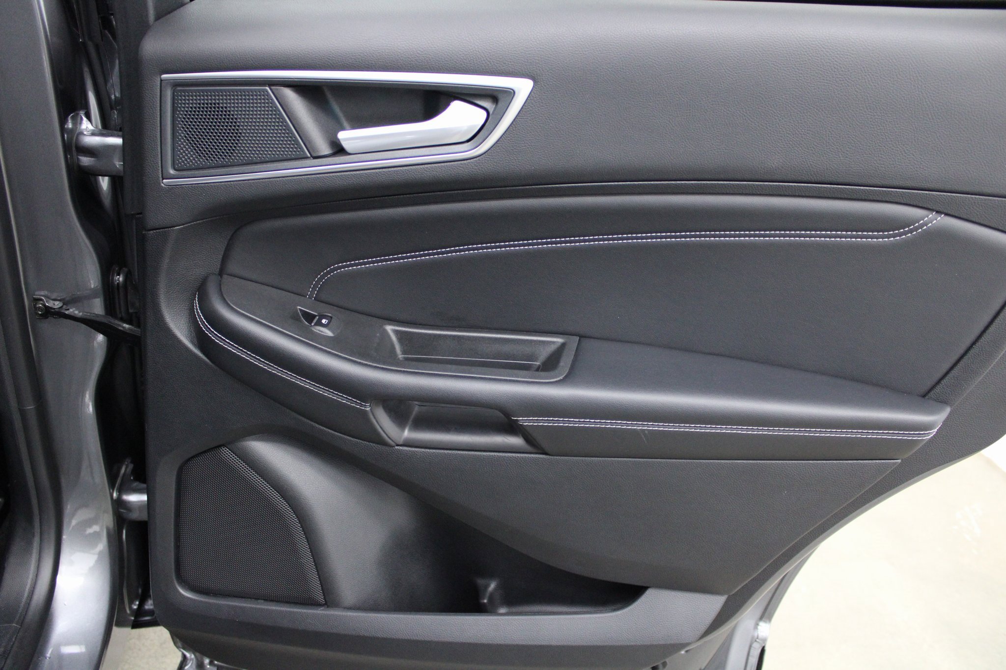 Used 2024 Ford Edge Titanium image 25