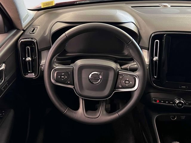 Used 2020 Volvo XC40 T4 Momentum image 14