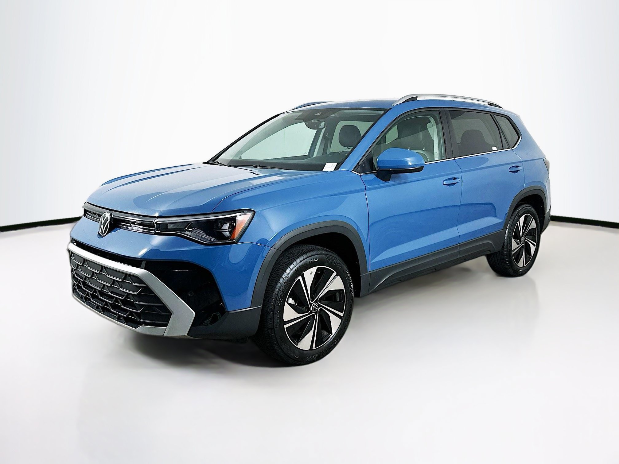 Used 2025 Volkswagen Taos SE AWD/4WD image 3