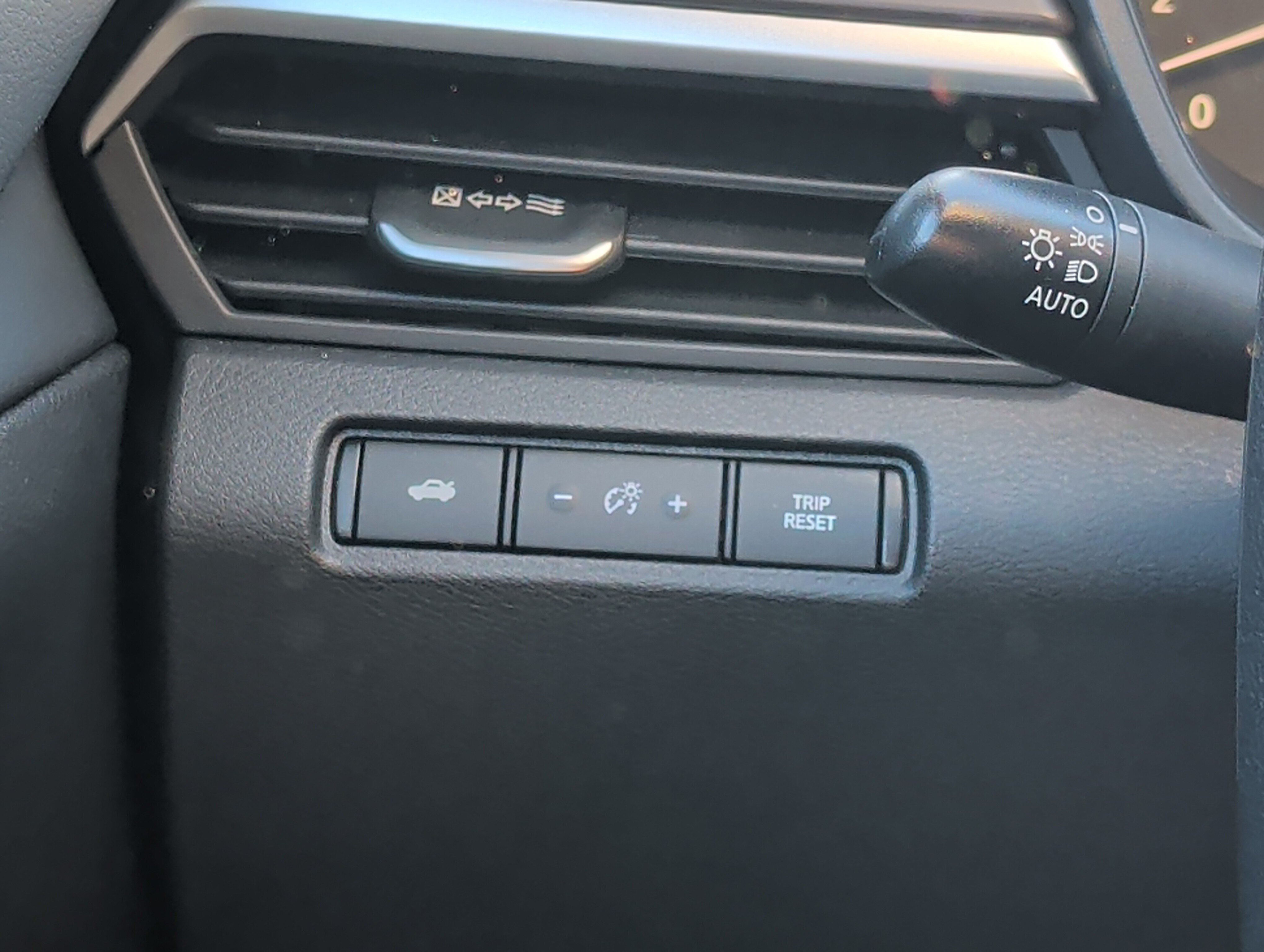 Used 2025 Nissan Altima 2.5 SV FWD image 30