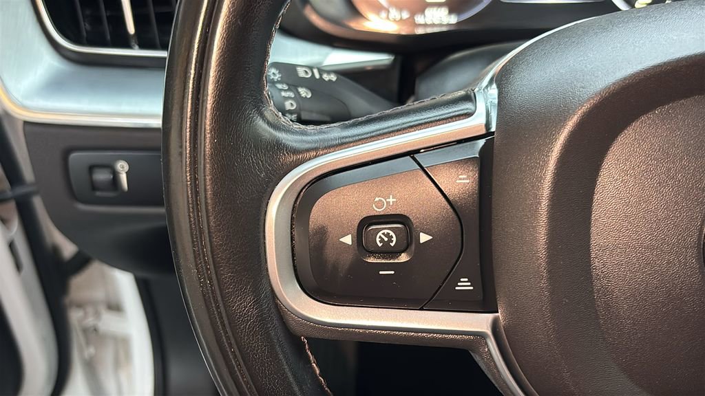 Used 2018 Volvo XC60 T5 Momentum w/ Vision Package image 16