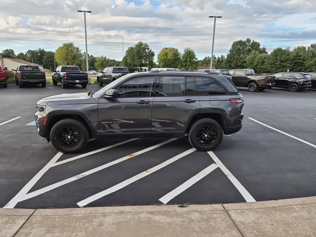 Used 2024 Jeep Grand Cherokee Laredo AWD/4WD image 1