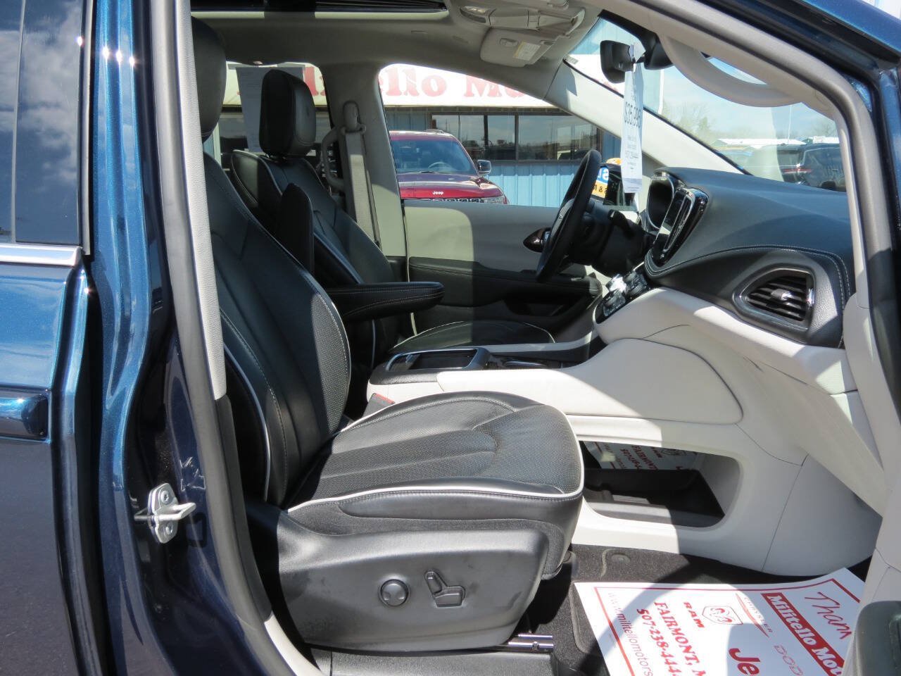 Used 2024 Chrysler Pacifica Limited w/ Trailer Tow Group FWD image 19