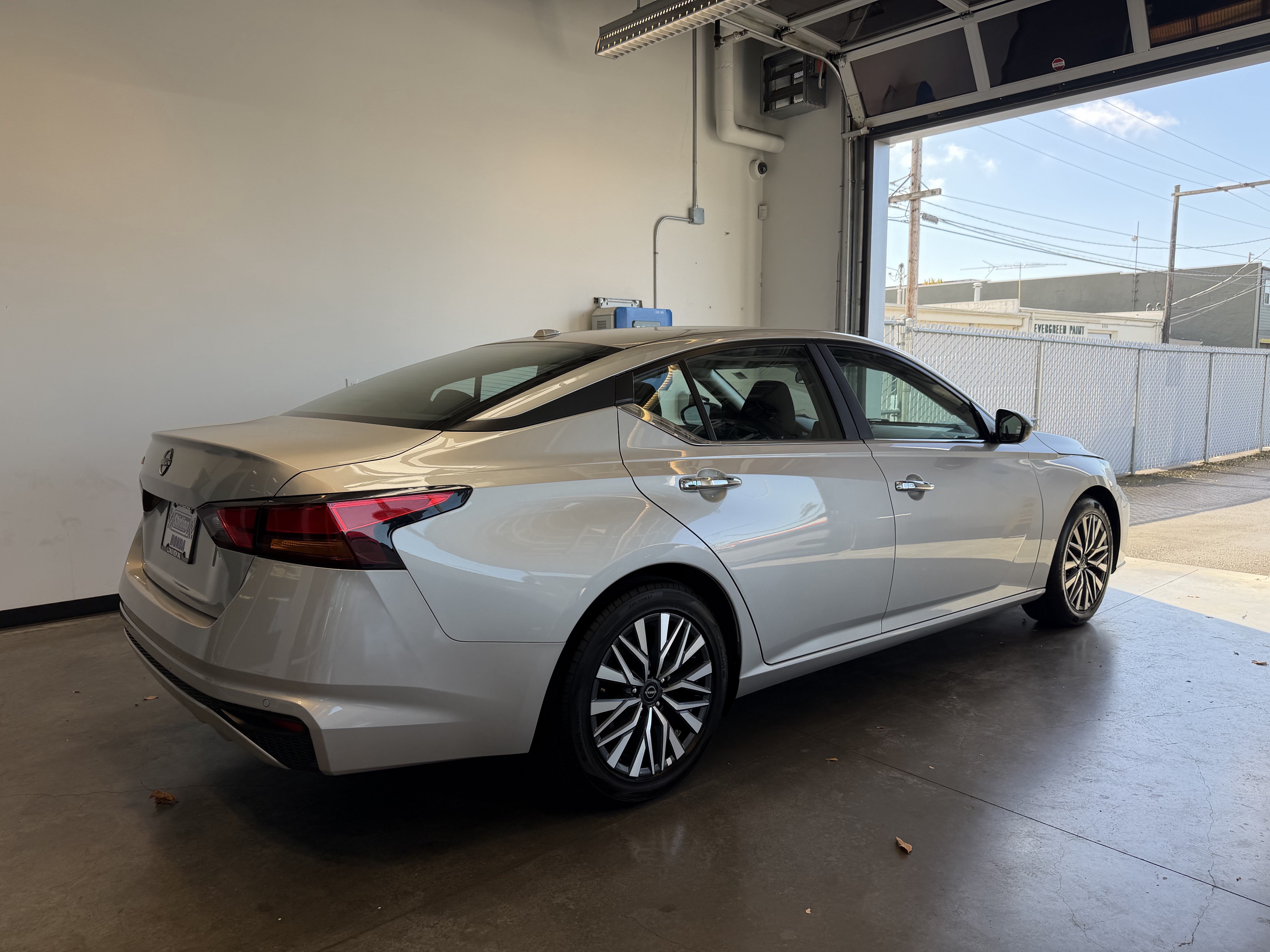 Used 2025 Nissan Altima 2.5 SV FWD image 3