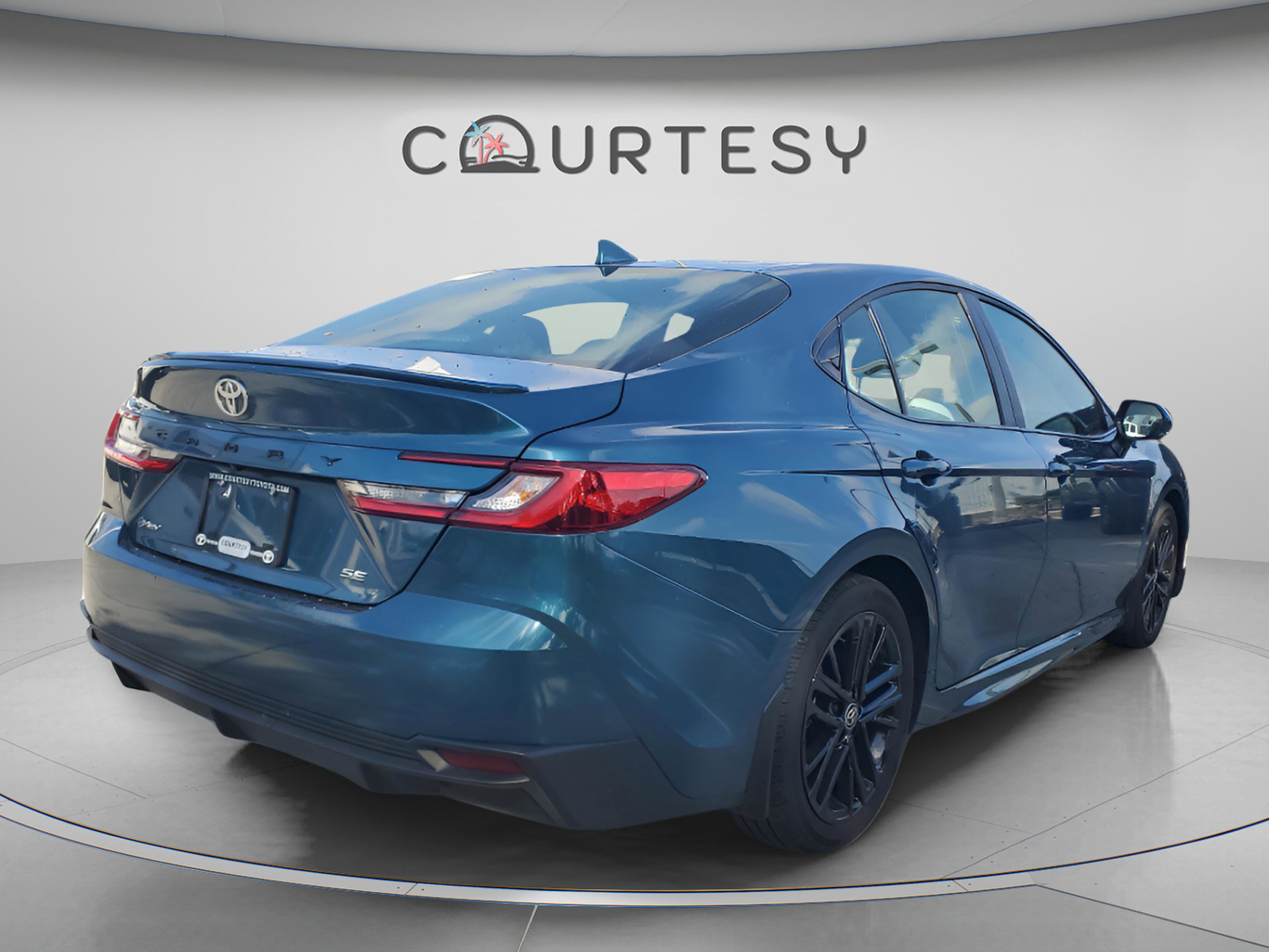 Used 2025 Toyota Camry SE image 3