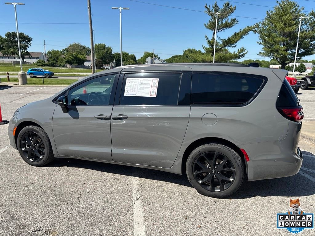 Used 2025 Chrysler Pacifica Limited AWD/4WD image 16