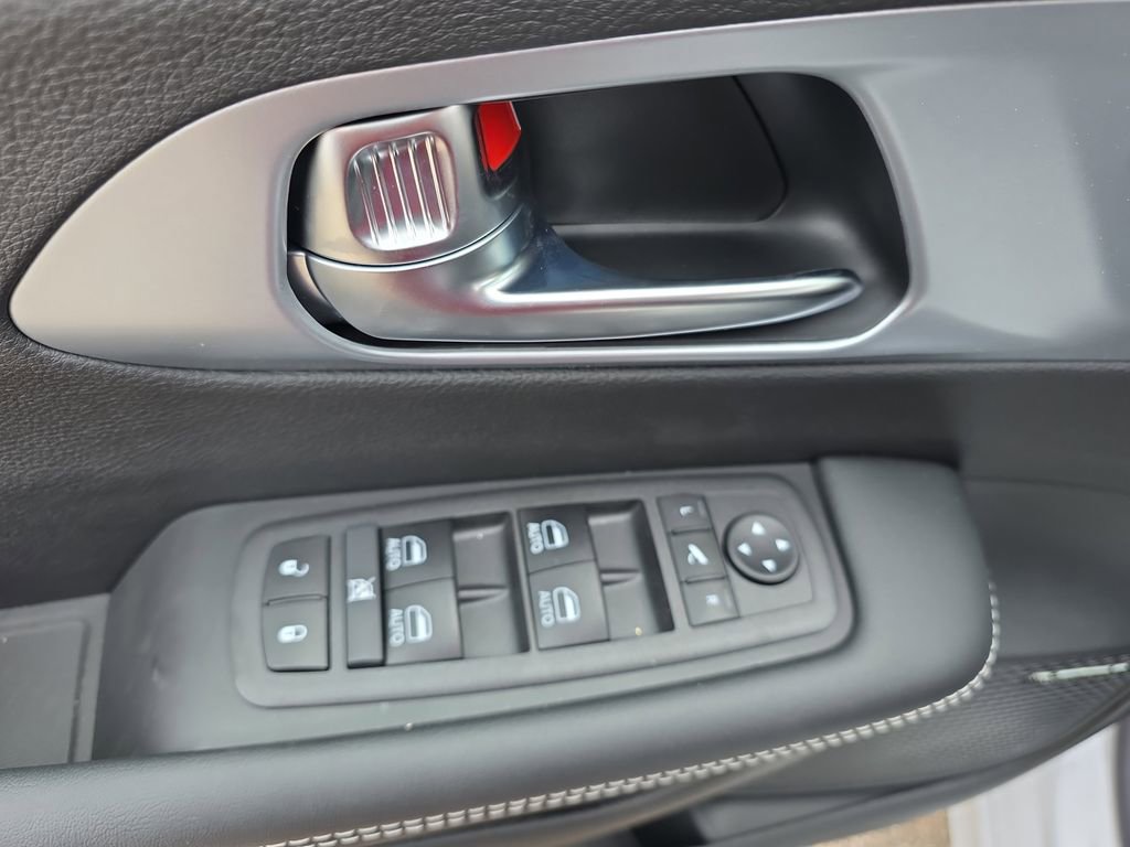 New 2026 Chrysler Pacifica Limited w/ Uconnect Theater Family Group image 31