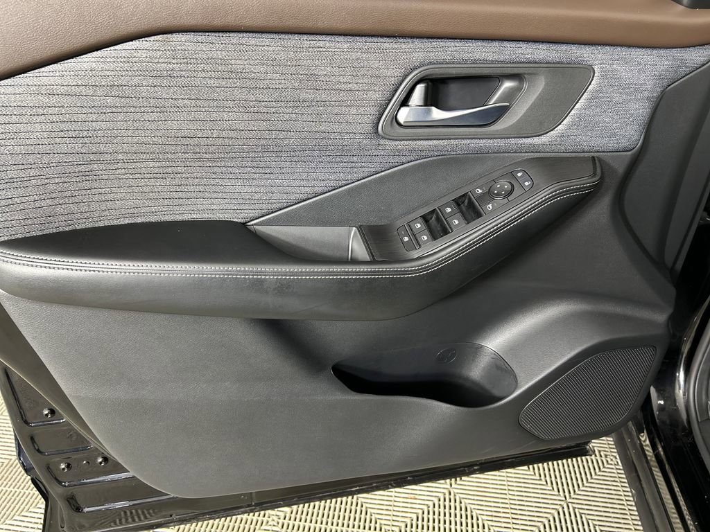 Used 2023 Nissan Rogue SV FWD image 11