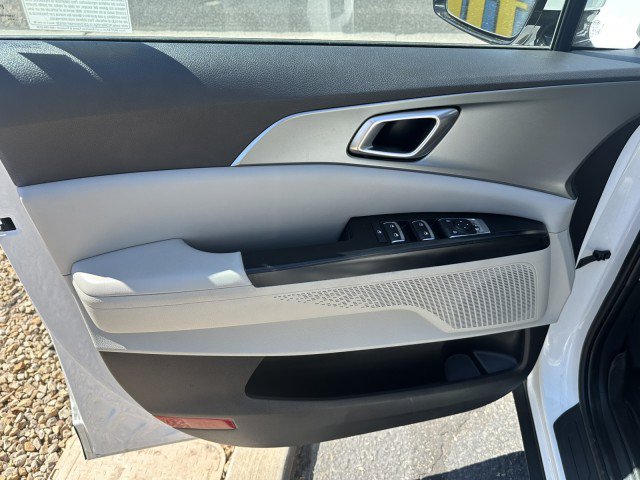 Used 2022 Kia Carnival LX FWD image 10