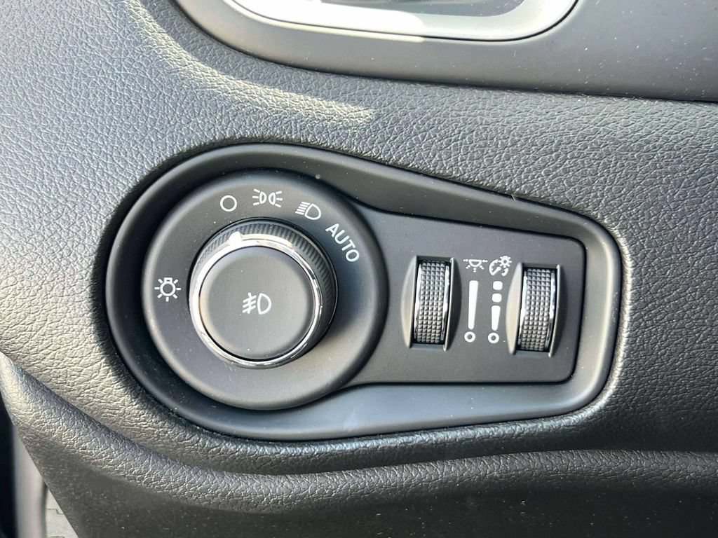 Used 2018 Jeep Renegade Latitude w/ Cold Weather Group AWD/4WD image 21