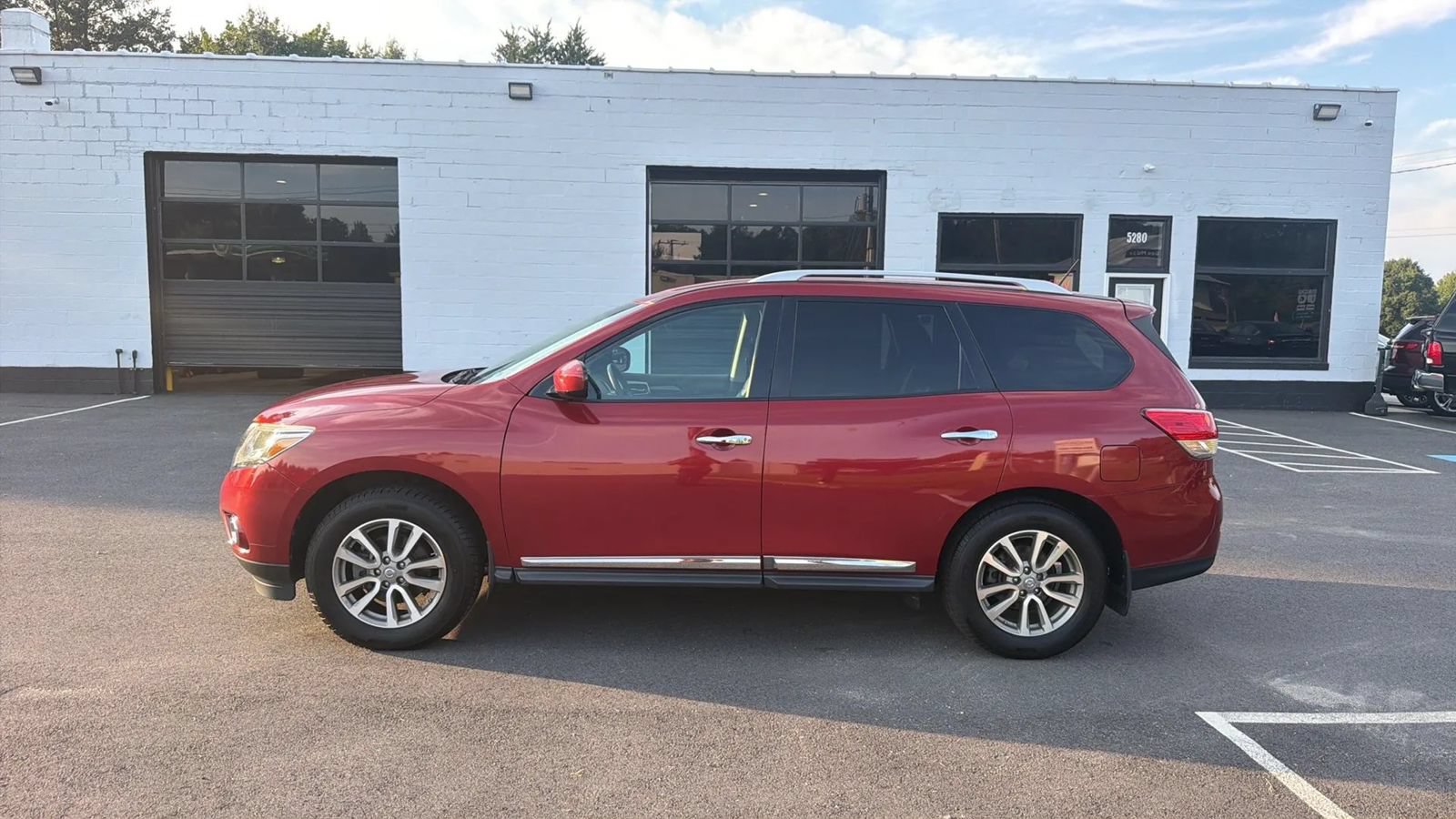 Used 2014 Nissan Pathfinder SL w/ SL Tech Package AWD/4WD image 4
