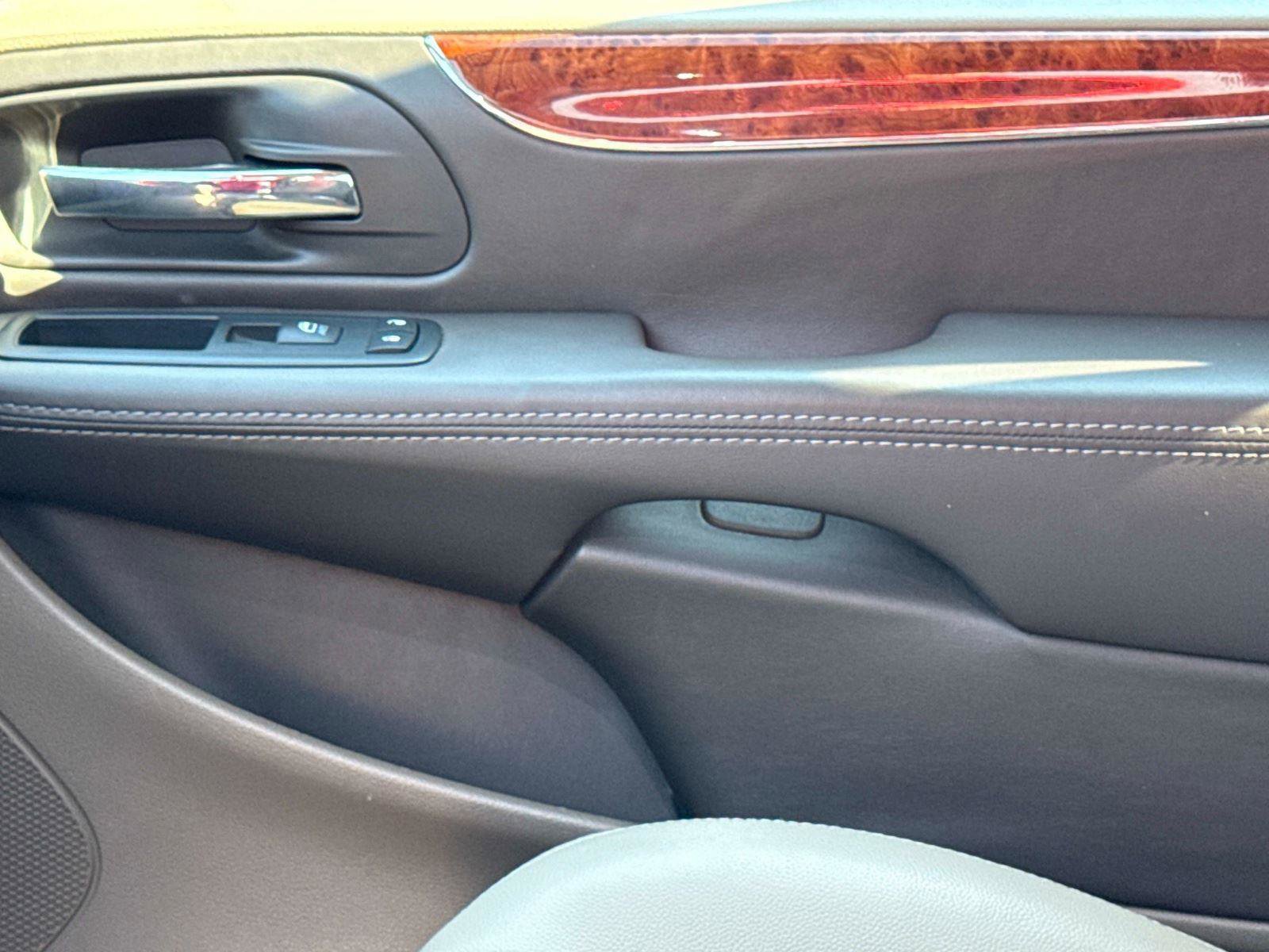 Used 2016 Chrysler Town & Country Touring image 22