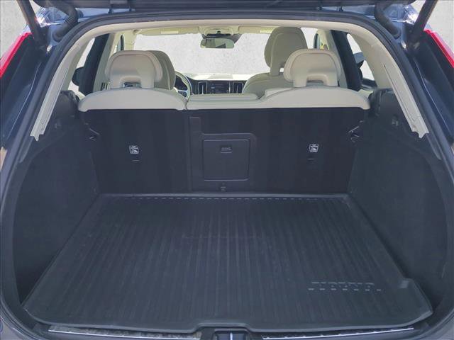 Used 2018 Volvo XC60 T6 Momentum w/ Vision Package image 6