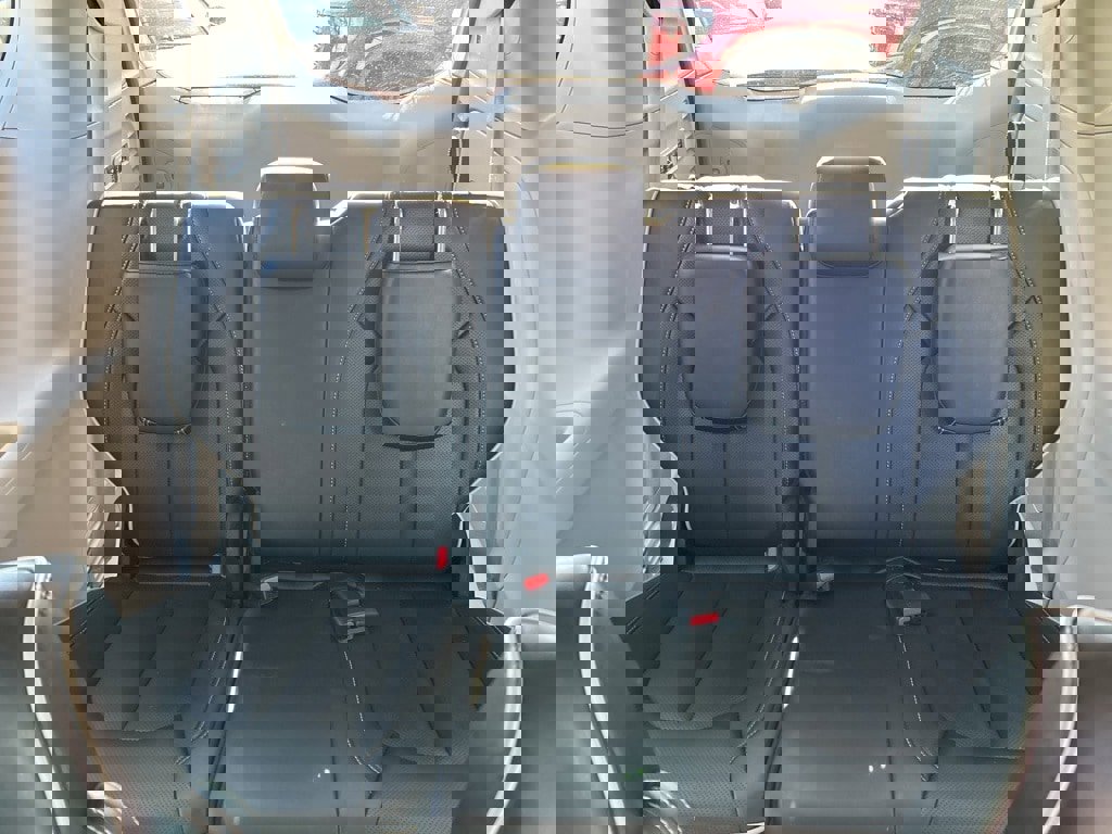 Used 2023 Chrysler Pacifica Limited w/ Uconnect Theater Family Group image 18