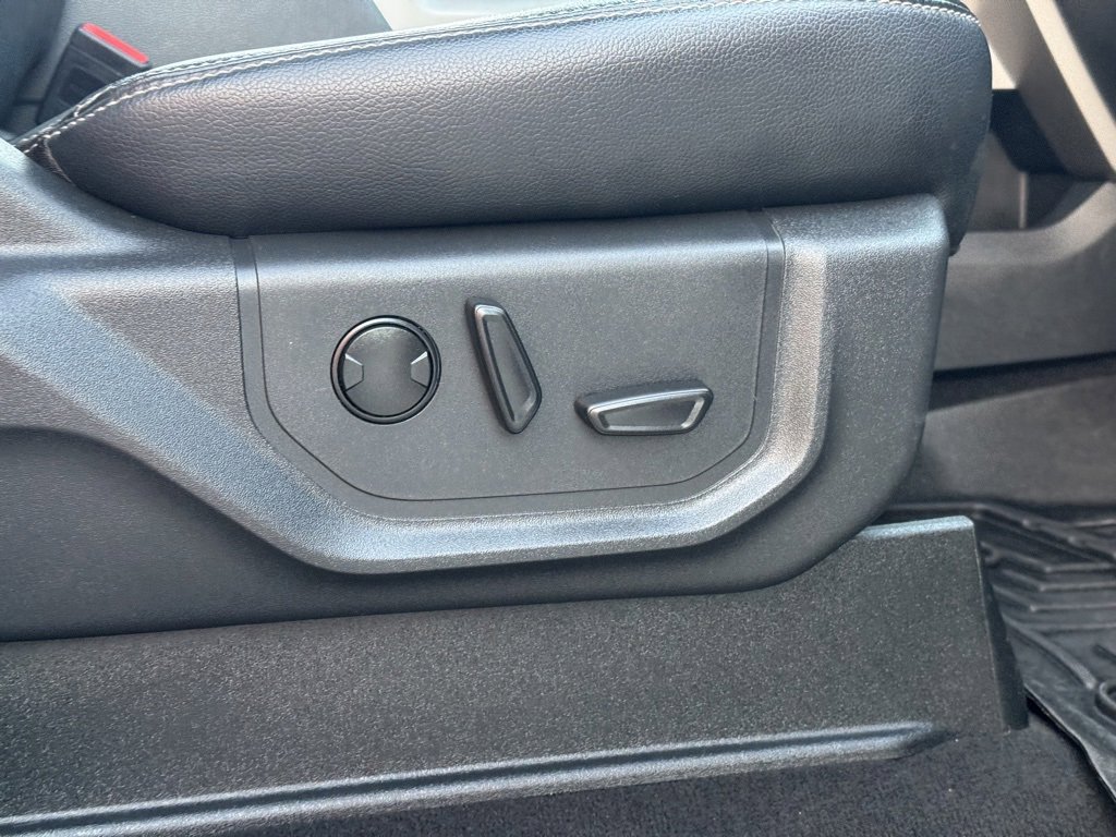 Used 2022 Ford F350 Lariat w/ Black Appearance Package image 28