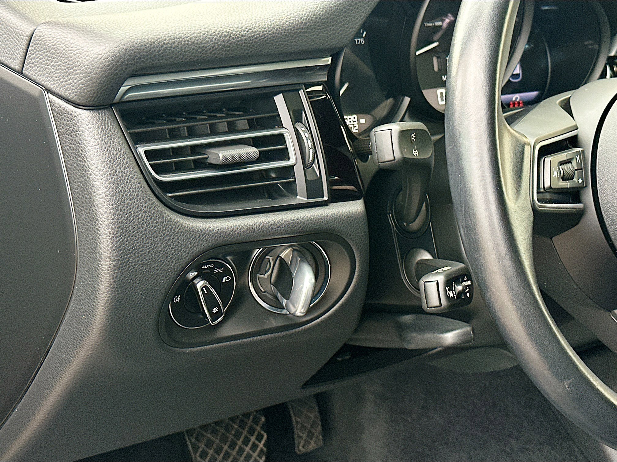 Used 2024 Porsche Macan image 10