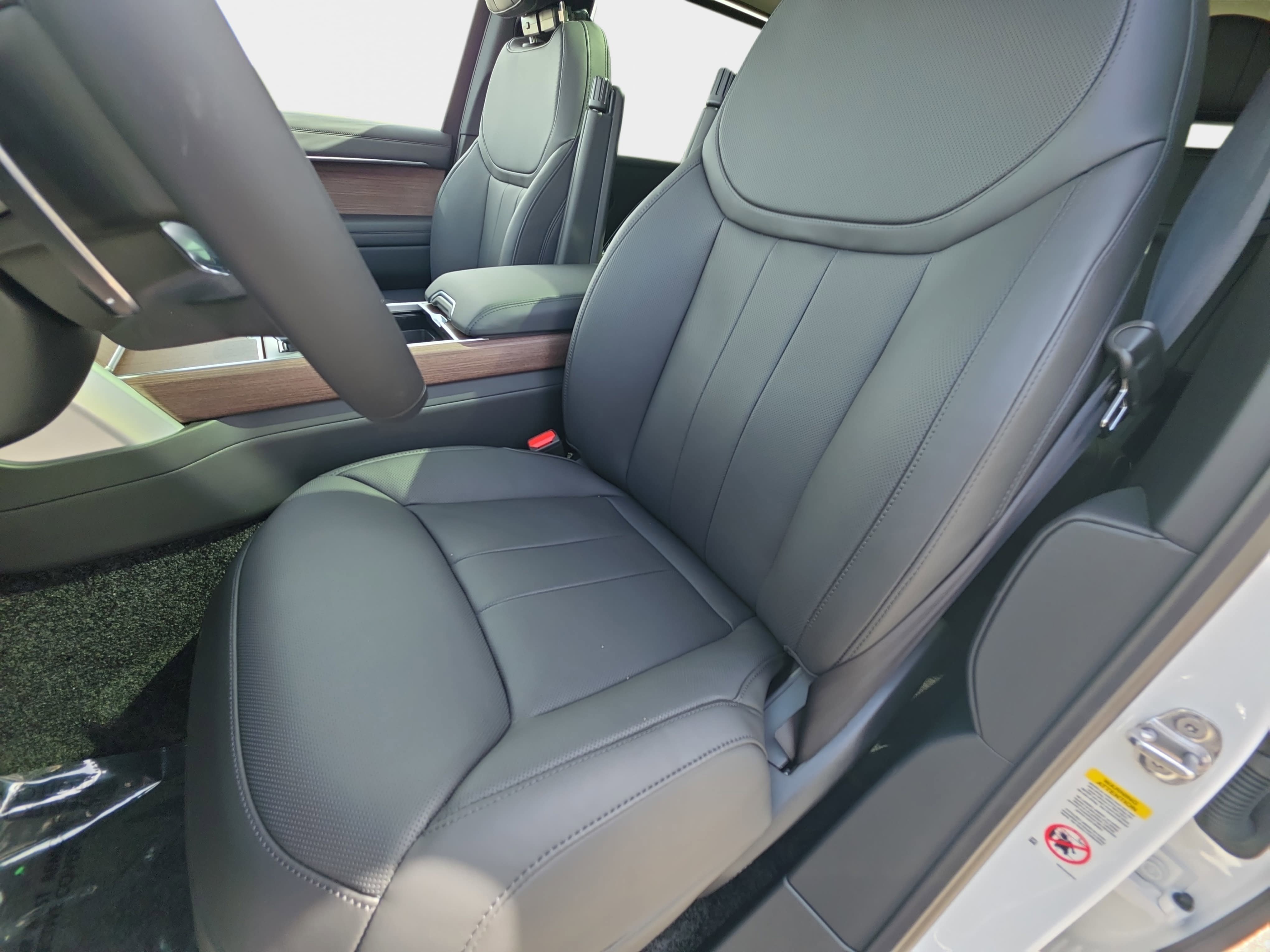 New 2026 Land Rover Range Rover Long Wheelbase SE AWD/4WD image 16