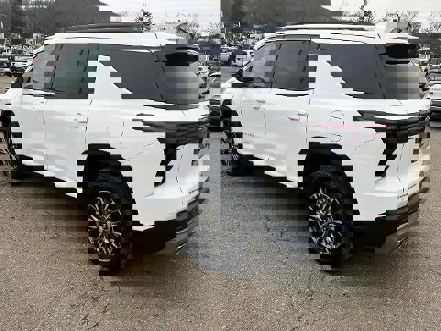Used 2025 Chevrolet Traverse LT image 14