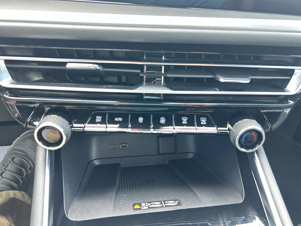 Used 2024 Chevrolet Traverse LT image 28