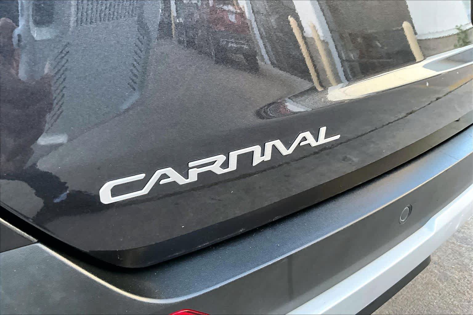 Used 2025 Kia Carnival FWD image 30