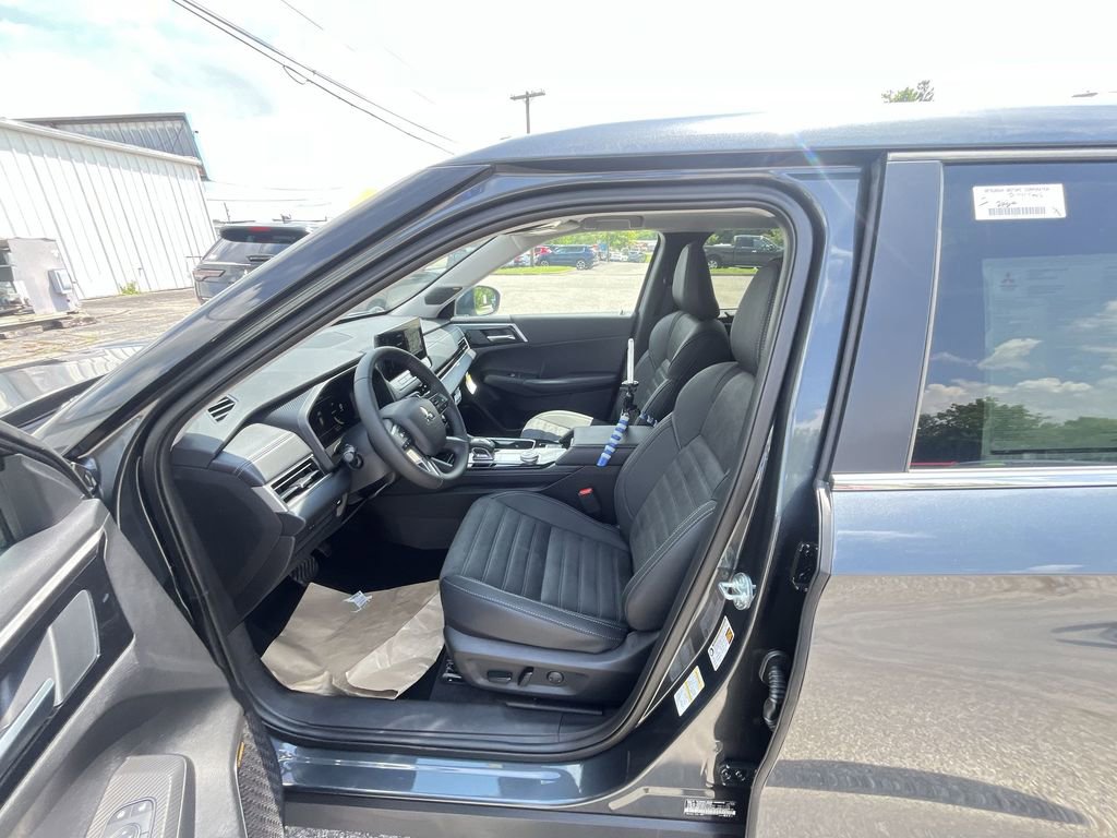 New 2025 Mitsubishi Outlander SE image 11