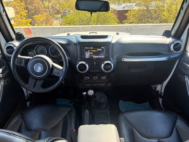 Used 2014 Jeep Wrangler Unlimited Rubicon w/ Connectivity Group AWD/4WD image 16