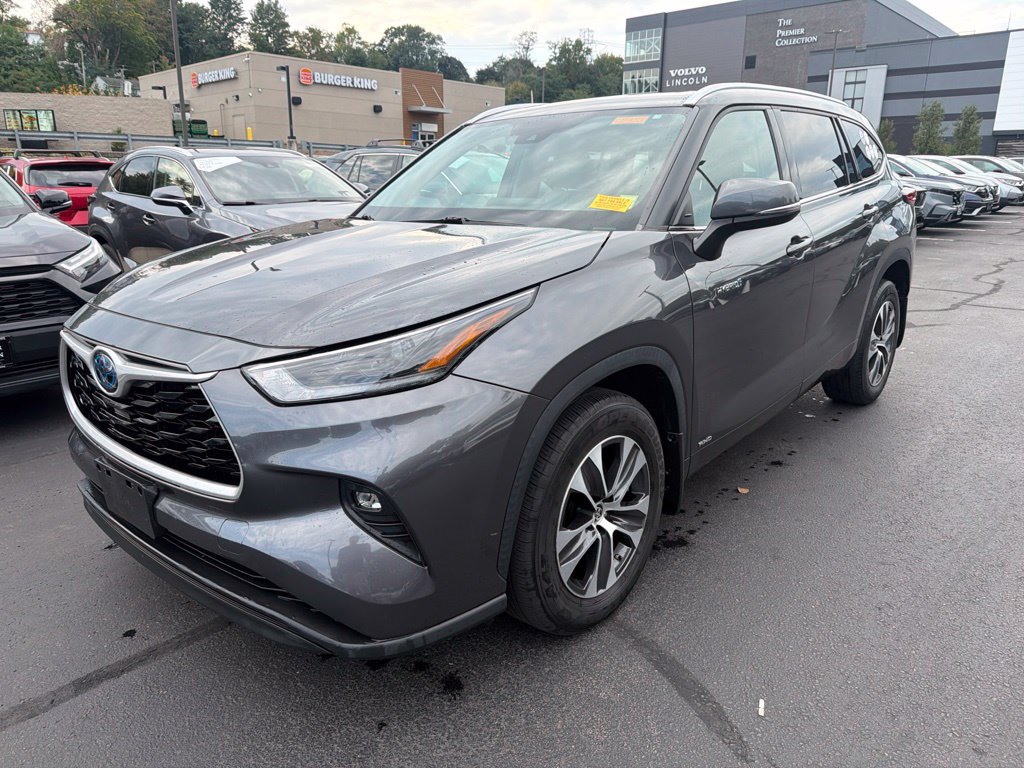 Used 2021 Toyota Highlander XLE AWD/4WD image 1