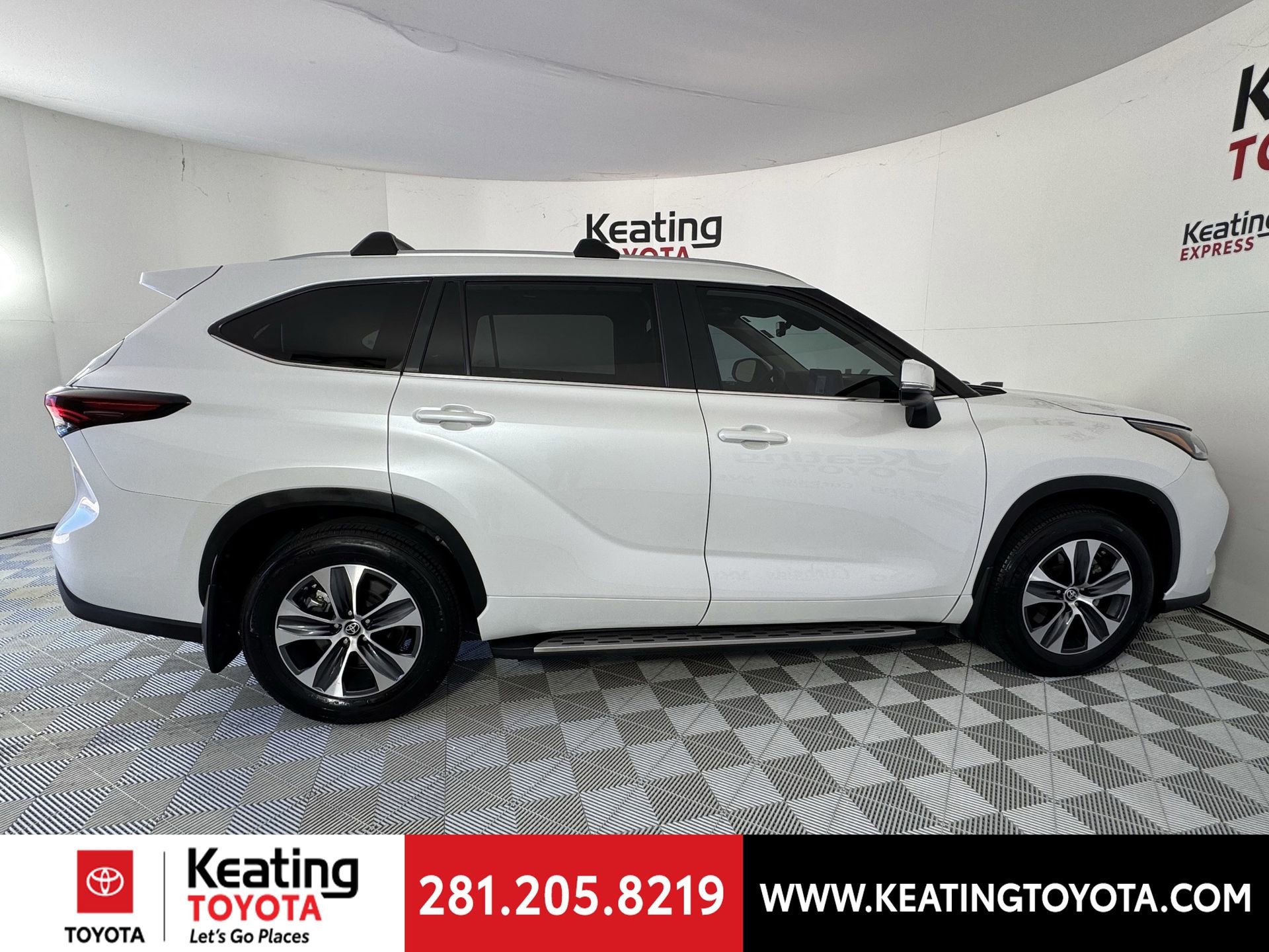 Used 2025 Toyota Highlander XLE image 4