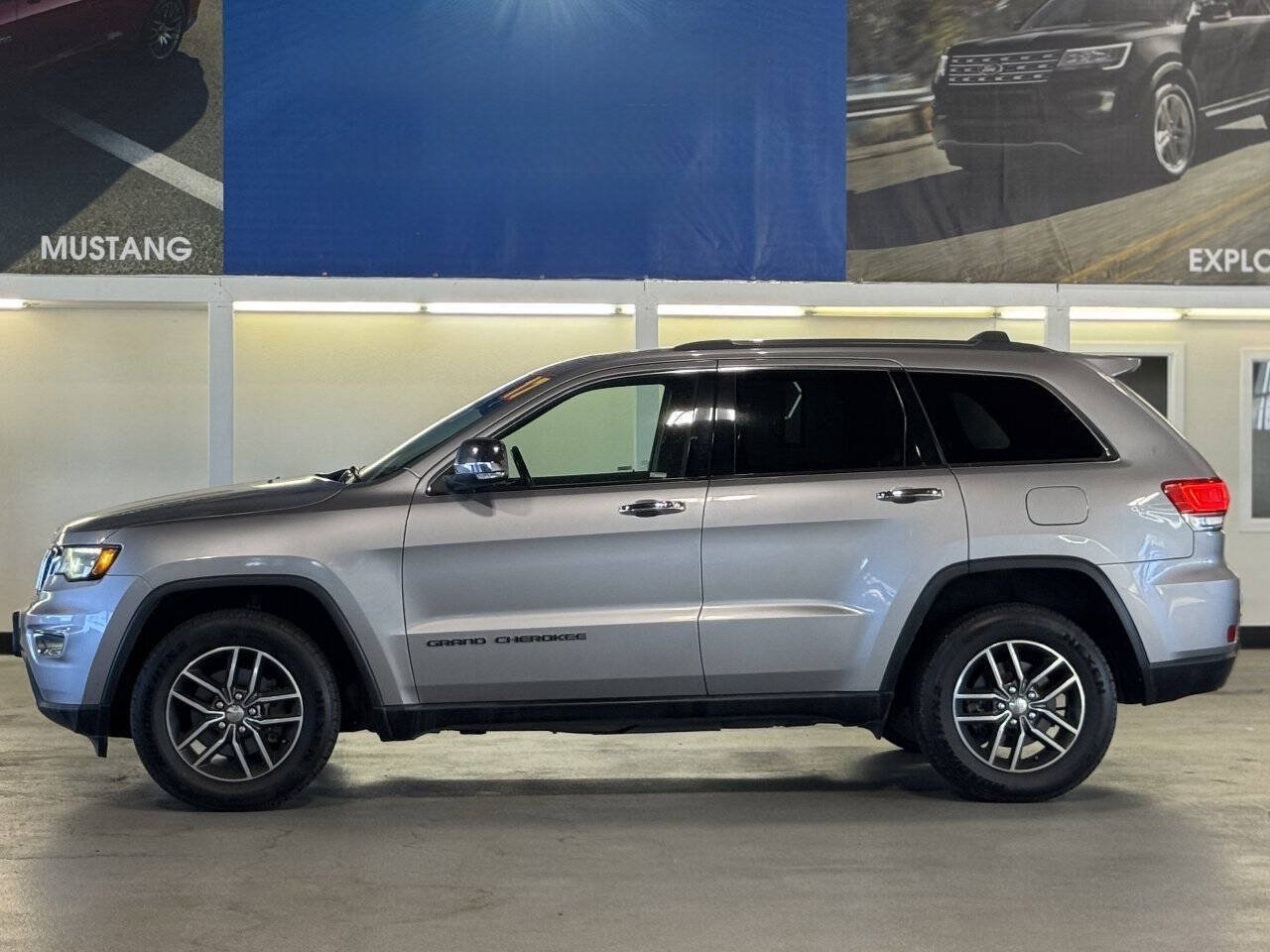 Used 2017 Jeep Grand Cherokee Limited w/ Luxury Group II AWD/4WD image 15