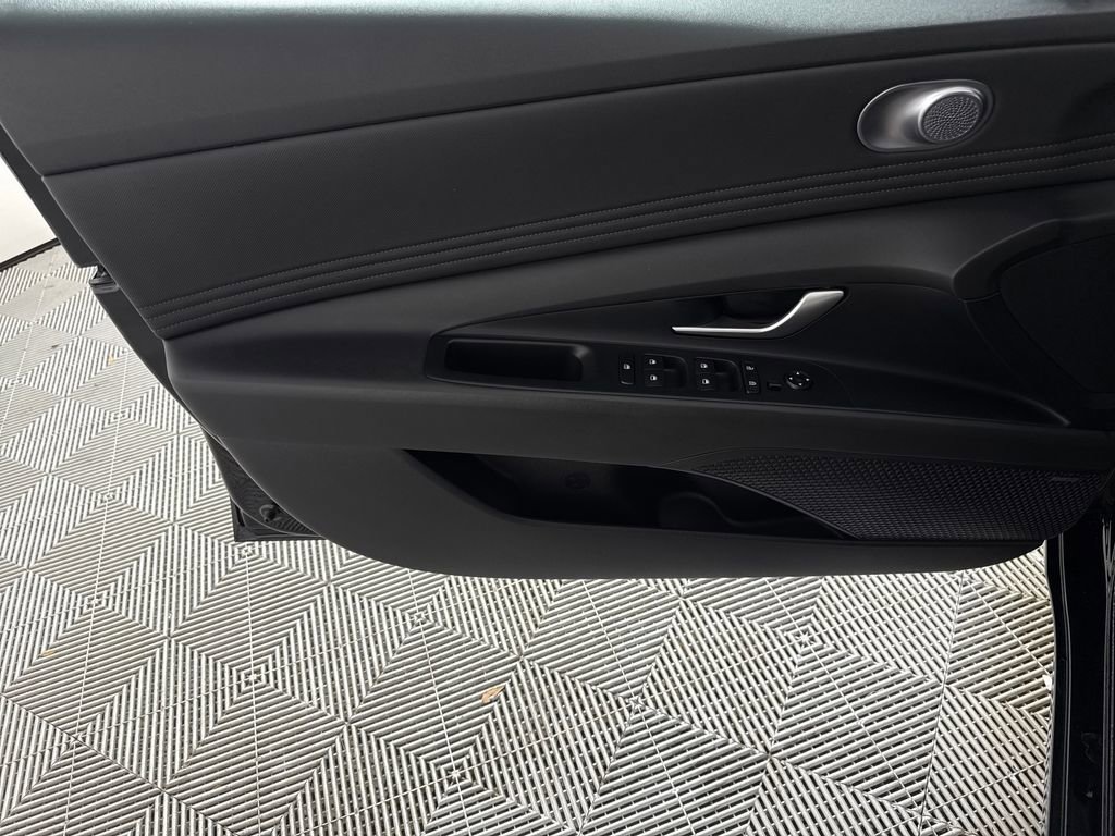 Certified 2023 Hyundai Elantra Limited FWD image 11