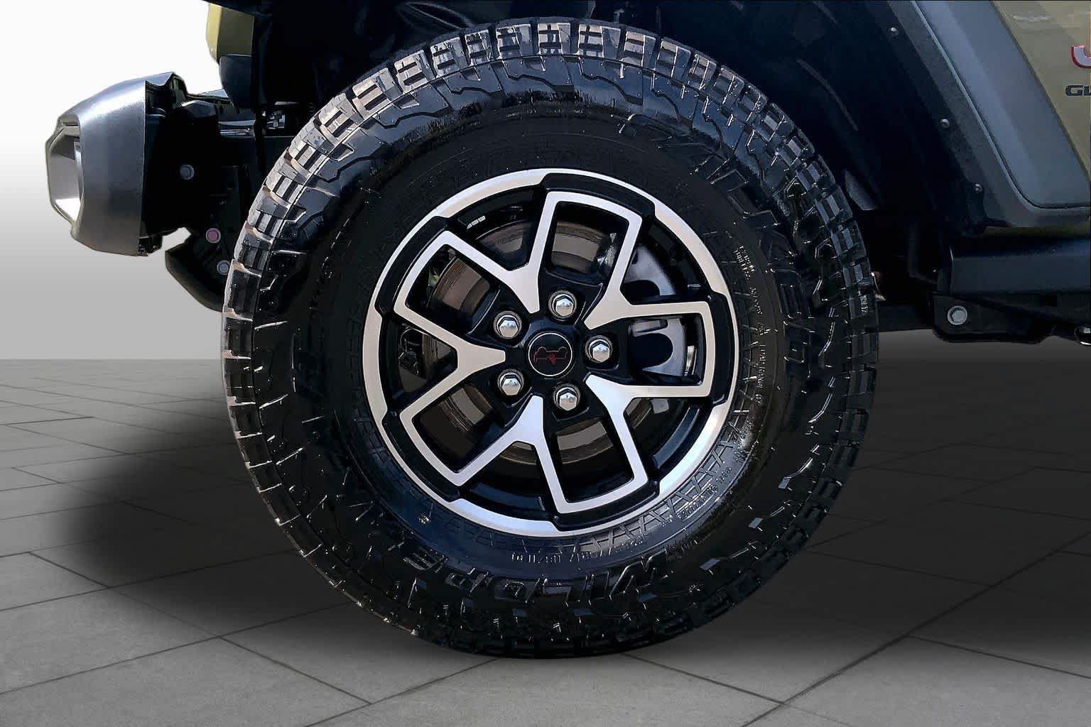 Used 2025 Jeep Gladiator Rubicon w/ Convenience Group AWD/4WD image 12