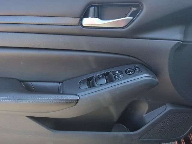 Used 2025 Nissan Altima 2.5 SV FWD image 12